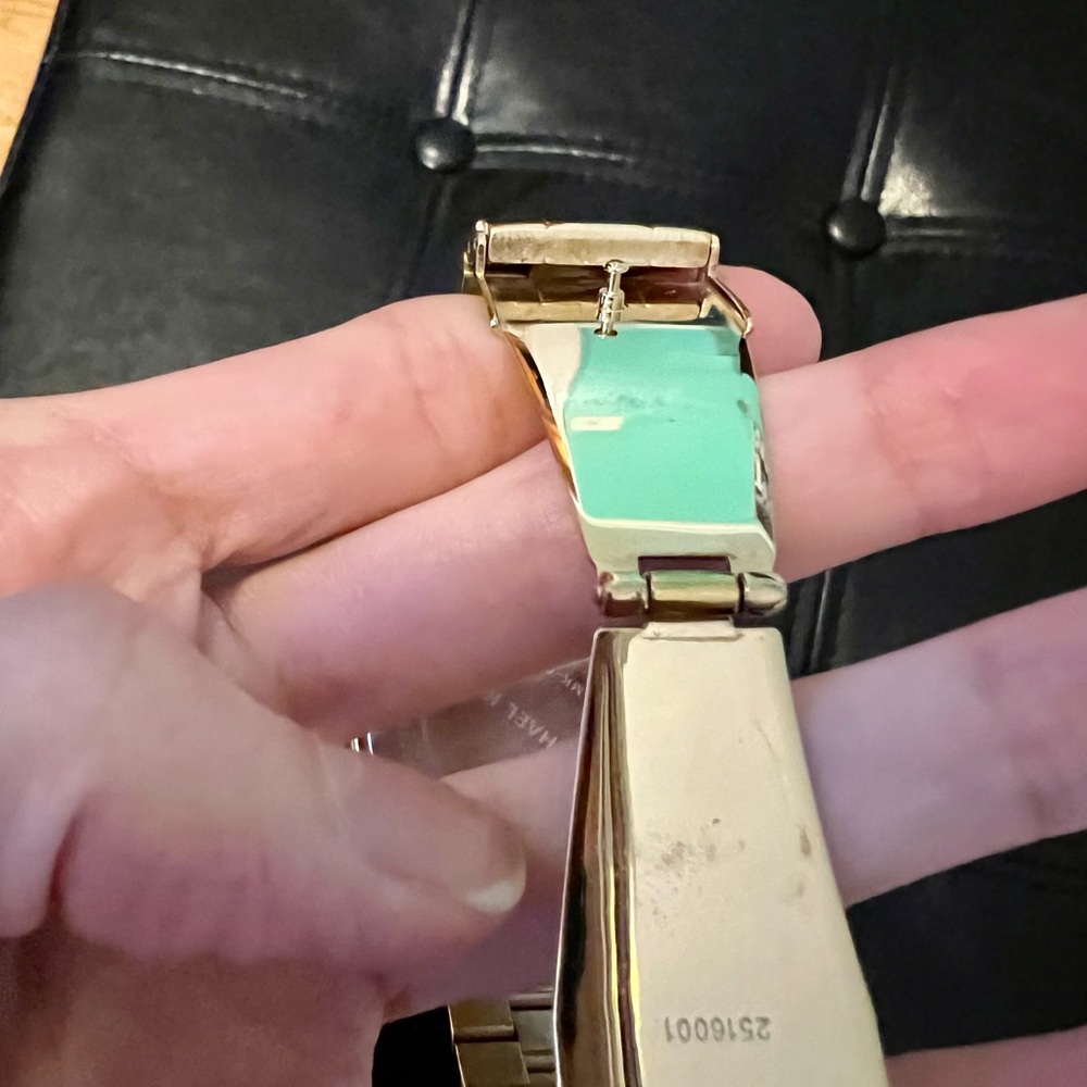 Preowned Michael Kors women watch gold tone ⭐️⭐️⭐️ - Picture 9 of 11